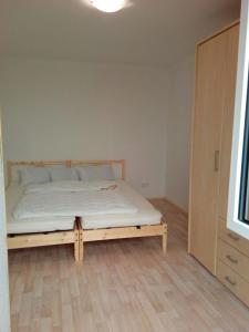 ein Schlafzimmer mit einem großen Bett in einem Zimmer in der Unterkunft Ferienbungalow auf FKK Waldcampingplatz am See 