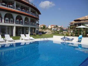 Bazén v ubytování Apolonia Apartments nebo v jeho okolí