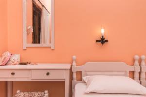 A bed or beds in a room at Alykes Park Bungalows