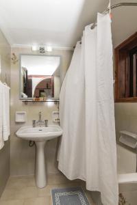 A bathroom at Alykes Park Bungalows