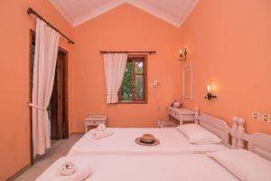 A bed or beds in a room at Alykes Park Bungalows