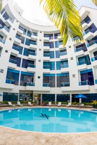 uma piscina em frente a um grande edifício em Hotel Florida Sinú em Montería