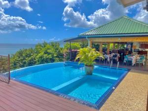 The swimming pool at or close to Treasure Cove Hotel & Restaurant