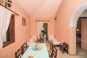 A seating area at Alykes Park Bungalows