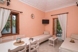 A television and/or entertainment centre at Alykes Park Bungalows