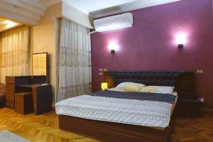 Un pat sau paturi într-o cameră la Villa Nasr city