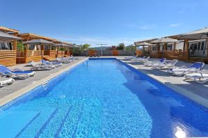 Bazén v ubytovaní Poolside Mobile Home alebo v jeho blízkosti