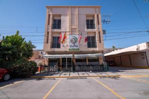 un edificio con un cartello in un parcheggio di Hotel Zafra a Torreón