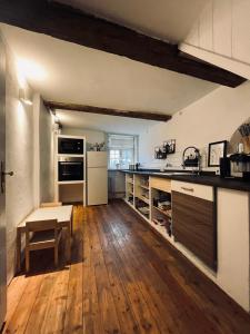 eine Küche mit Holzböden und einer Arbeitsplatte in der Unterkunft Stabwerk Goslar Altstadt in Goslar
