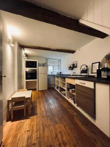 a kitchen with wooden floors and a counter top at Stabwerk Goslar Altstadt in Goslar