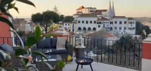 uma varanda com vista para a cidade em Villa Bela Vista em Sintra