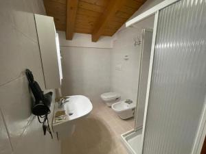 a bathroom with a sink and a toilet at Hotel Al Bosco in Sona