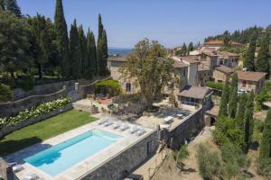 uma vista aérea de uma villa com piscina em Villa La Petraia em Panzano