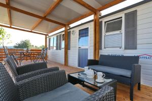Posedenie v ubytovaní Poolside Mobile Home