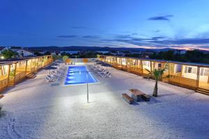 Bazén v ubytovaní Poolside Mobile Home alebo v jeho blízkosti