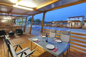 Reštaurácia alebo iné gastronomické zariadenie v ubytovaní Poolside Mobile Home