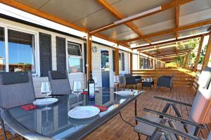 Posedenie v ubytovaní Poolside Mobile Home
