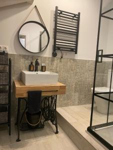 een badkamer met een witte wastafel en een spiegel bij View 4 U Apartment - Alicante in Alicante