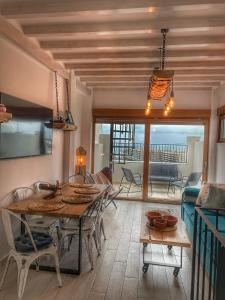 sala de estar con mesa y comedor en View 4 U Apartment - Alicante, en Alicante