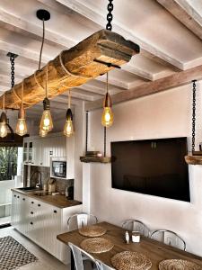 cocina con mesa con sillas y TV de pantalla plana en View 4 U Apartment - Alicante, en Alicante