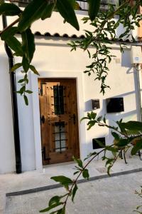 - une porte en bois dans un bâtiment blanc dans l'établissement View 4 U Apartment - Alicante, à Alicante