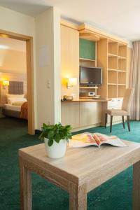 pokój hotelowy ze stołem z rośliną w obiekcie Suite Hotel Leipzig w Lipsku