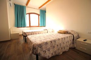 Habitación de hotel con 2 camas y ventana en B&B Ca' Bianca, en Adria