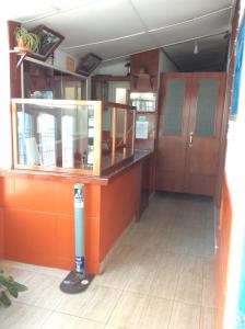 a room with orange walls and a counter and a door at Residencial Laginha in Mindelo