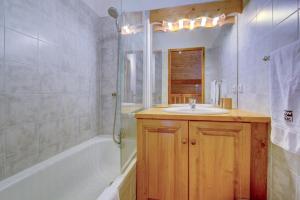 Koupelna v ubytování Aiguilles Apartment - Snow and Trek - Morzine + 19 fotografií