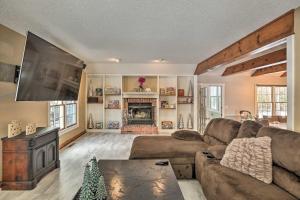 ein Wohnzimmer mit einem Sofa und einem Kamin in der Unterkunft 5-Acre Graceland Family Home in West Des Moines in West Des Moines