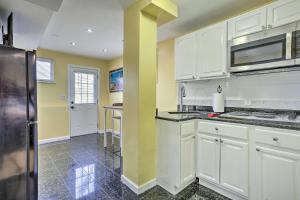 uma cozinha com electrodomésticos brancos e paredes amarelas em Freeport Guesthouse - Walk to Nautical Mile! em Freeport
