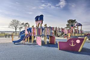 um parque infantil num parque com um equipamento de brincar colorido em Freeport Guesthouse - Walk to Nautical Mile! em Freeport