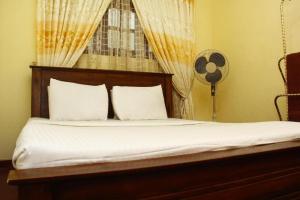 เตียงในห้องที่ Sinharaja Hostel 114