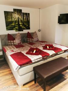- une chambre avec un lit doté d'oreillers rouges dans l'établissement Studio Edeltraud zentral, à Wernigerode