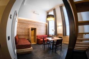 ein Wohnzimmer mit einem Tisch und einem Sofa in der Unterkunft ALPS LOVER in Campodenno