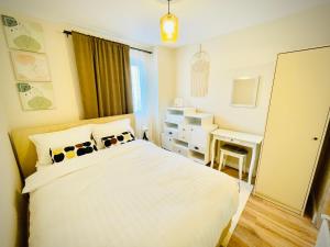 1 dormitorio con 1 cama blanca grande y escritorio en Best place to stay-Self check in-24h, en Reşiţa