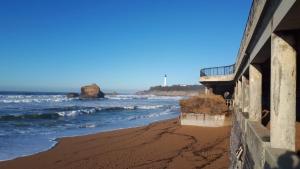 Photo de la galerie de l'établissement Studio et piscine sur la grande plage, à Biarritz