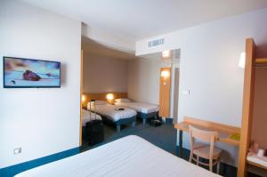 Säng eller sängar i ett rum på B&B HOTEL La Rochelle Beaulieu Puilboreau