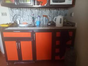 um balcão de cozinha com um lavatório e um micro-ondas em One Bedroom Chalet at Porto South Beach Families only em Ain Sokhna