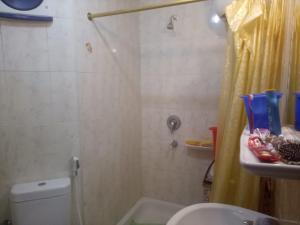 uma casa de banho com um chuveiro, um WC e um lavatório. em One Bedroom Chalet at Porto South Beach Families only em Ain Sokhna