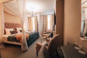 Hotel Telč في تيلتش: غرفة الفندق بسرير ومرآة