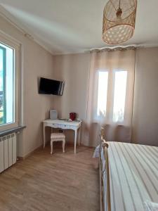 A television and/or entertainment centre at B&B VILLA PREZIOSA LAGO MAGGIORE