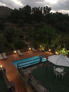 une villa avec une piscine et une tente dans l'établissement Villa Bonaccorso - antica e maestosa villa con piscina ai piedi dell'Etna, à Viagrande