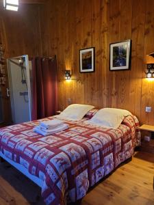 Postel nebo postele na pokoji v ubytování le moulin