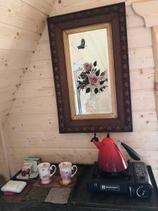Příslušenství pro přípravu čaje a kávy v ubytování Acorn Glade Glamping York