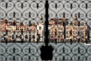 een uitzicht op de stad van achter een hek bij Casa Eden in Venetië
