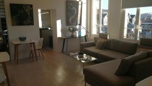 - un salon avec un canapé et une table dans l'établissement 5&5 Rooftop, à Clermont-Ferrand