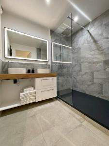 a bathroom with a shower and a sink and a mirror at FONTAINE ROUGE STREET Marne la Vallée Disneyland Paris Outlet Mode And luxury Village Val d'europe FREE PARKING in Chessy +19 photos