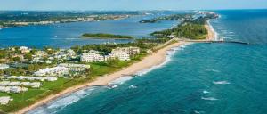 eine Luftansicht auf einen Strand und das Meer in der Unterkunft Singer Island Inn Studio/ Walk to the Beach in West Palm Beach