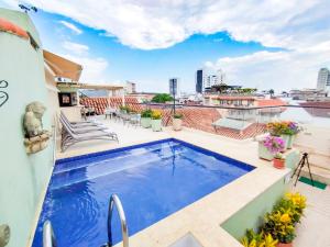 卡塔赫纳Hotel Casa La Fe的建筑物屋顶上的游泳池